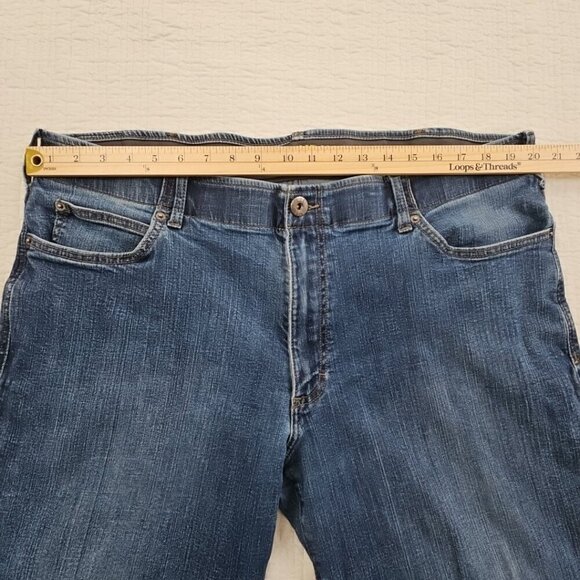 Lee Jeans Men's 42x30 Extreme Motion Tapered Leg Medium Wash Straight Fit EUC - Picture 4 of 16